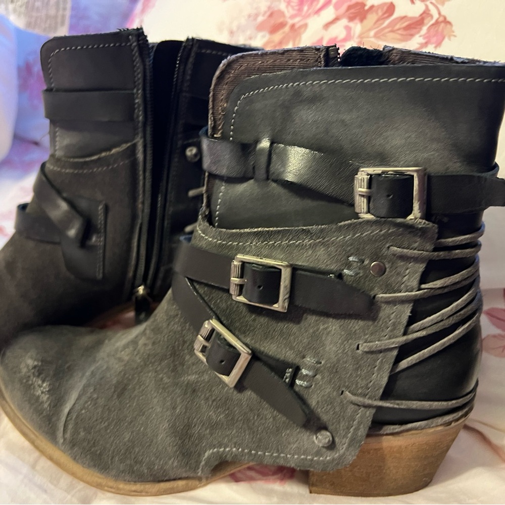 Roan by Bed Stu jag suede ankle boot Gray/Black genuine leather size 6. New - Picture 2 of 7
